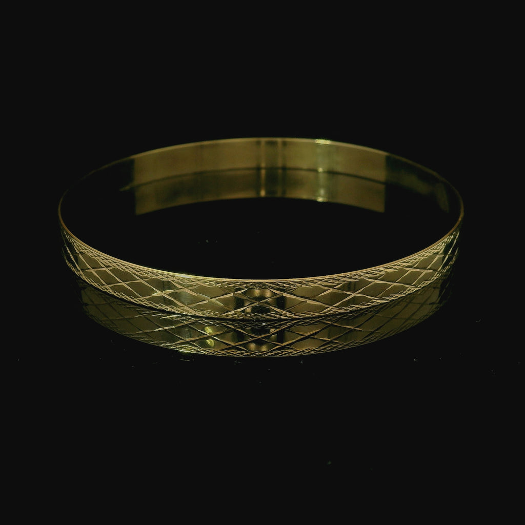 gold bangle with criss cross pattern. gold bangle for women. gold jewellery for women