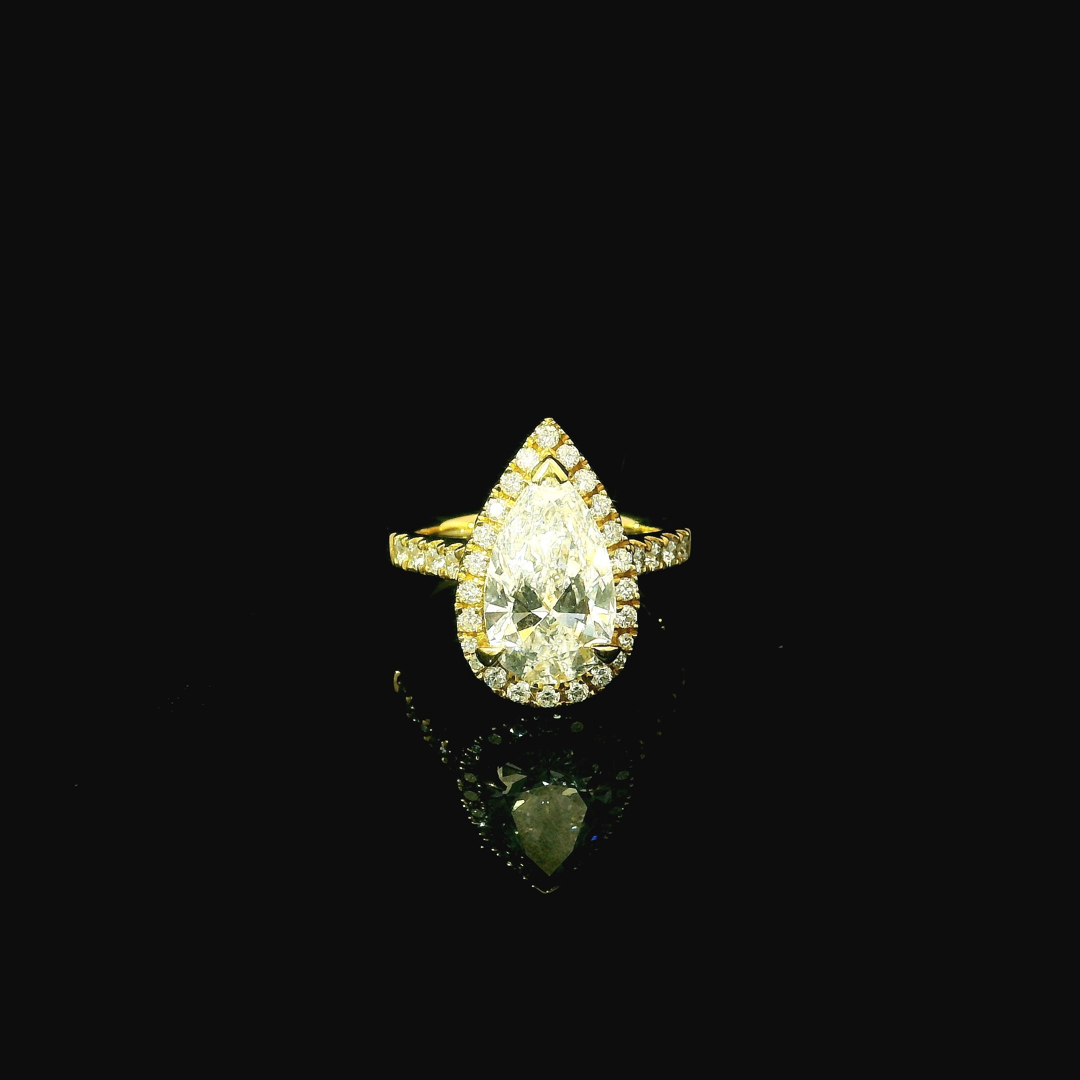 oval cut pear shaped diamond. lab grown diamonds. lab grown diamond ring for women. diamond ring for women west malling. engagement ring