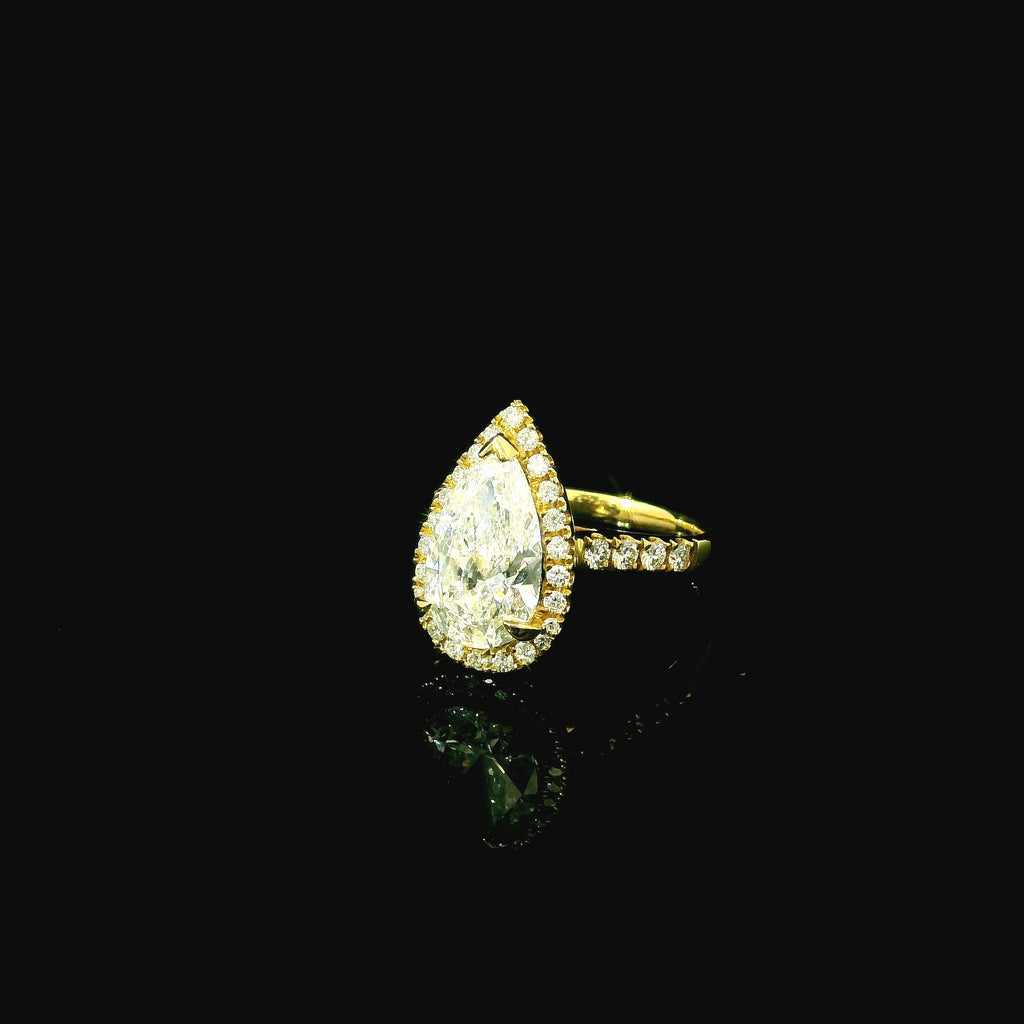 white gold ring. yellow gold ring for women. yellow gold jewellery. jewellery for women in kent. kent jewellers. lab grown diamonds in kent