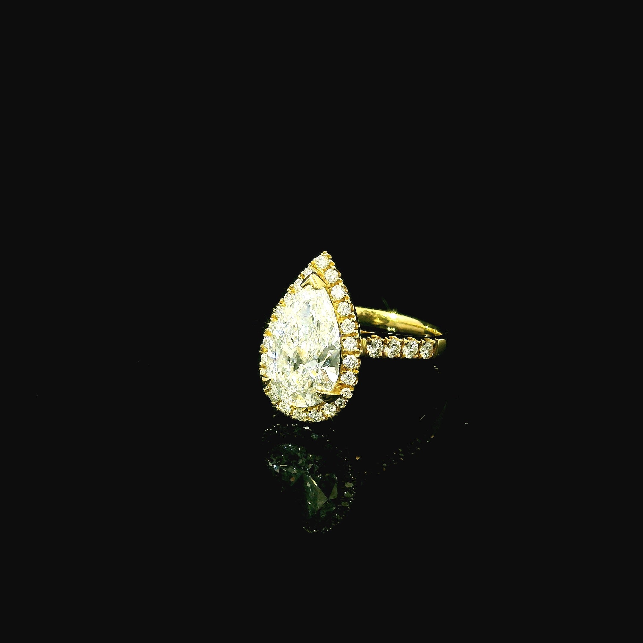 white gold ring. yellow gold ring for women. yellow gold jewellery. jewellery for women in kent. kent jewellers. lab grown diamonds in kent