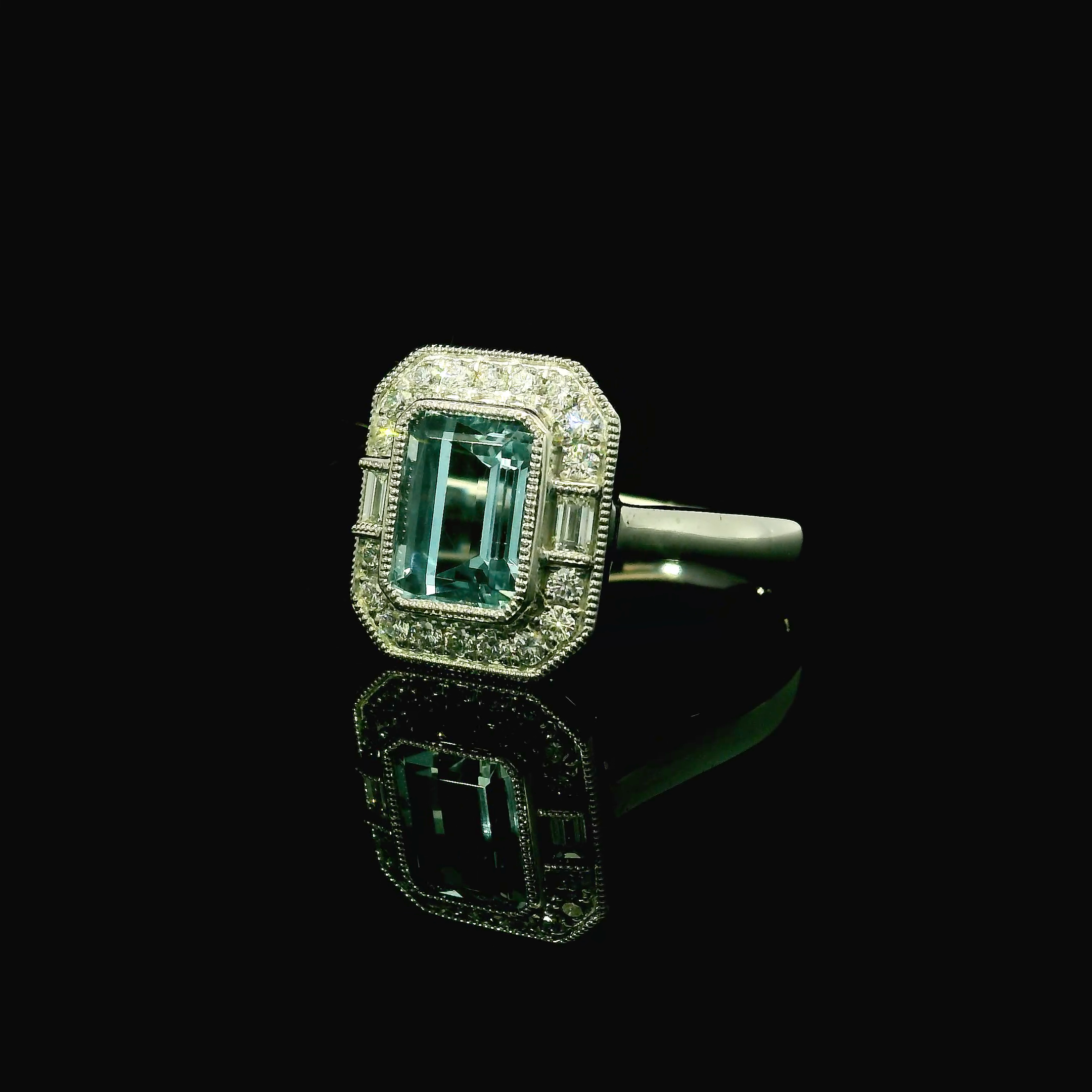 Emerald cut aquamarine 1.73ct - cluster diamond ring
