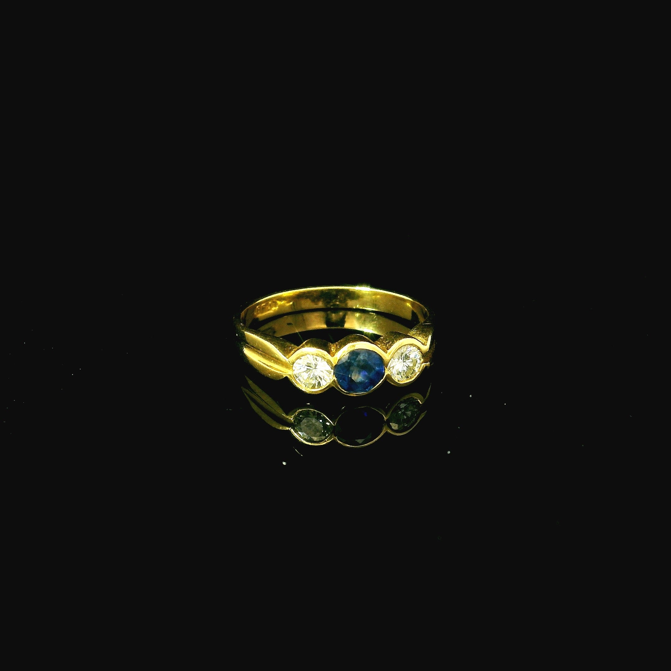 sapphire yellow gold ring. sapphire and diamond gold ring. antique inspired ring