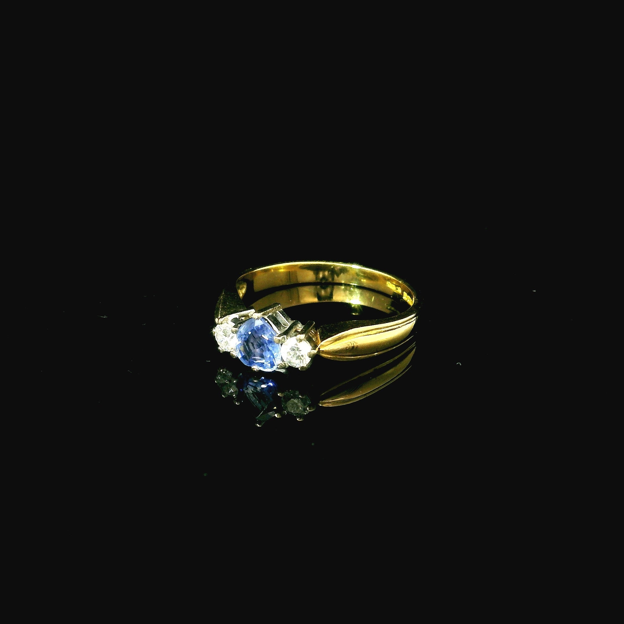 blue sapphire gold ring. blue sapphire west malling. kent jewellery. blue sapphire ring for sale near me