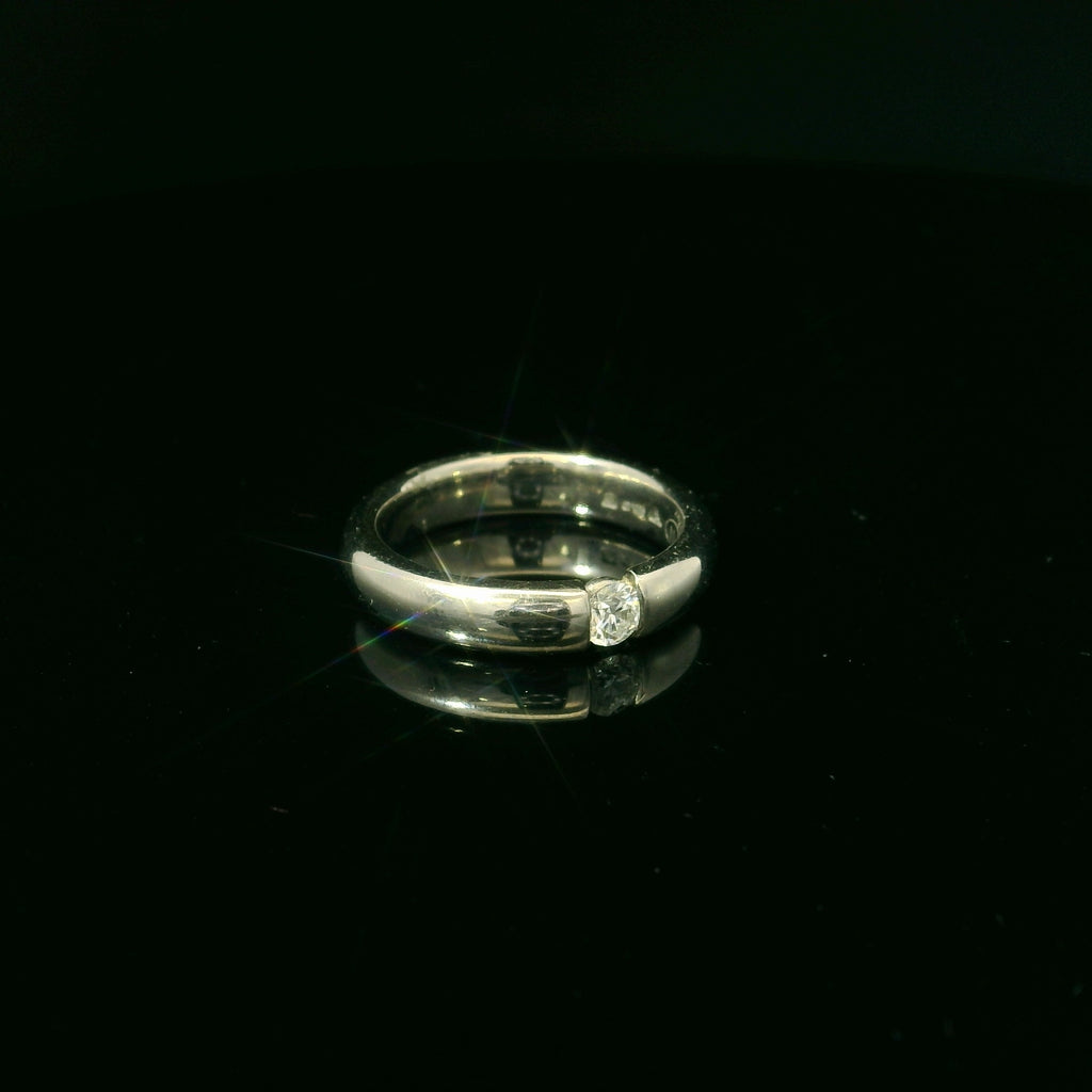 simple platinum diamond ring for women in kent for sale. second hand jewellery for sale.