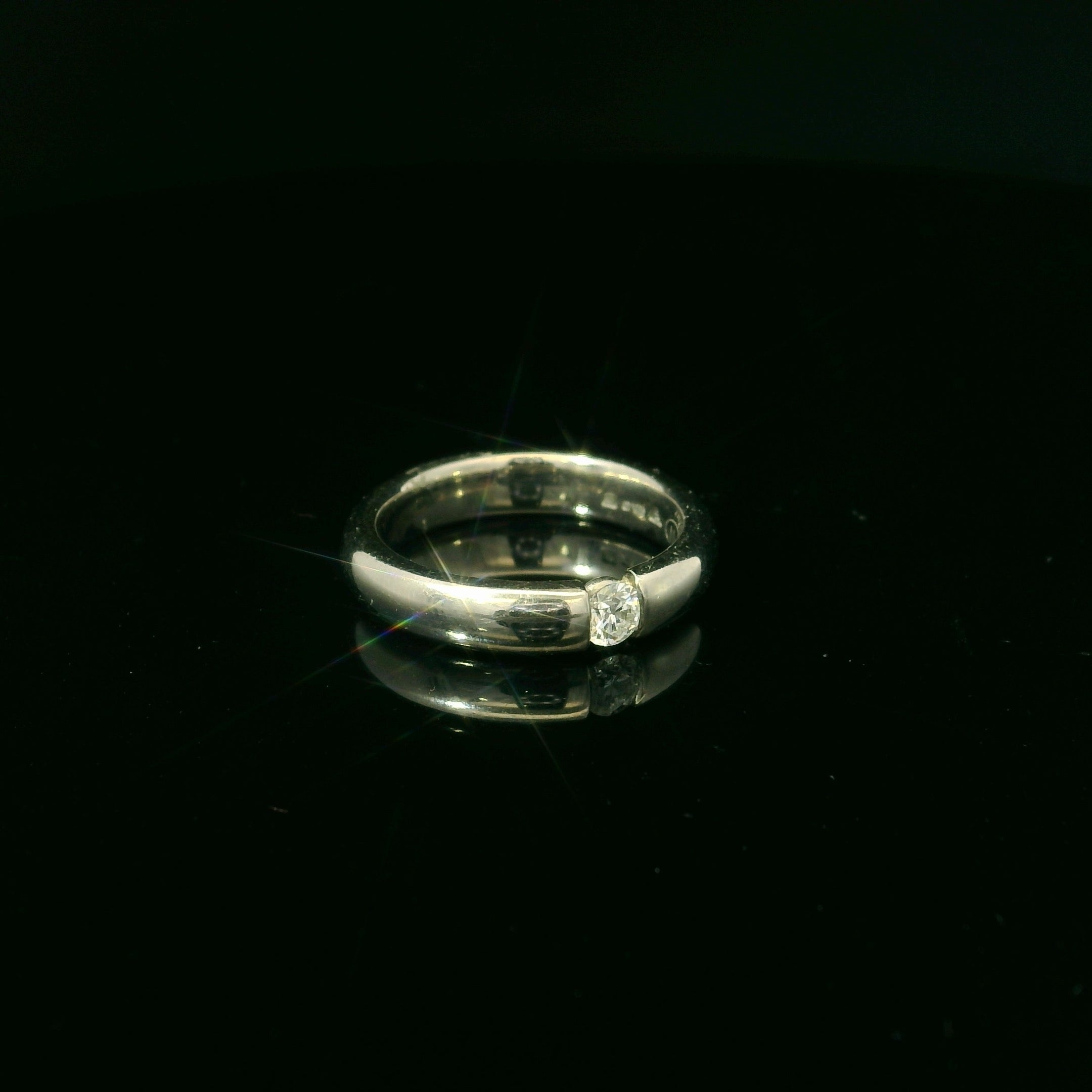 simple platinum diamond ring for women in kent for sale. second hand jewellery for sale.
