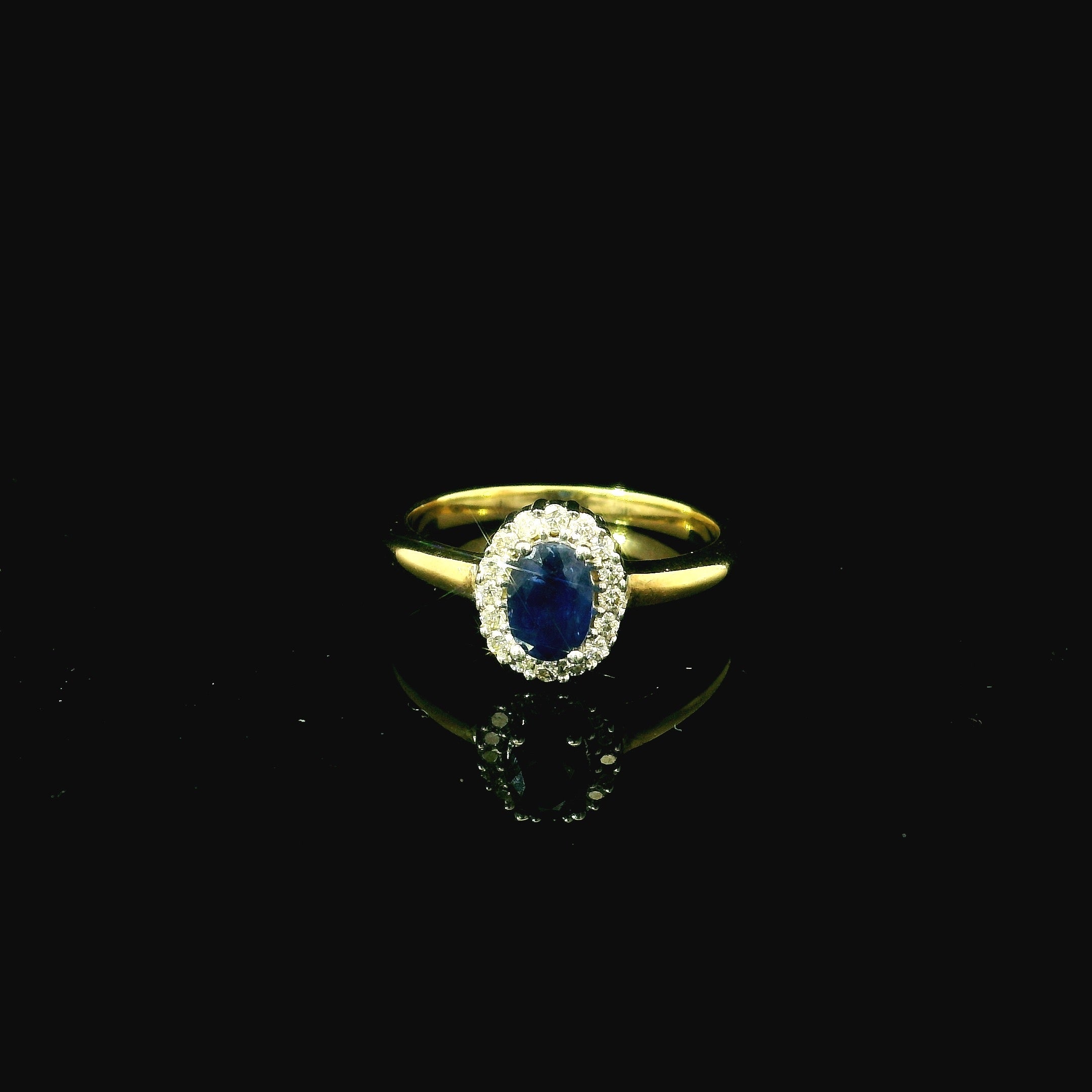 blue sapphire oval cut gold ring. gold ring with blue gem. blue gemstones