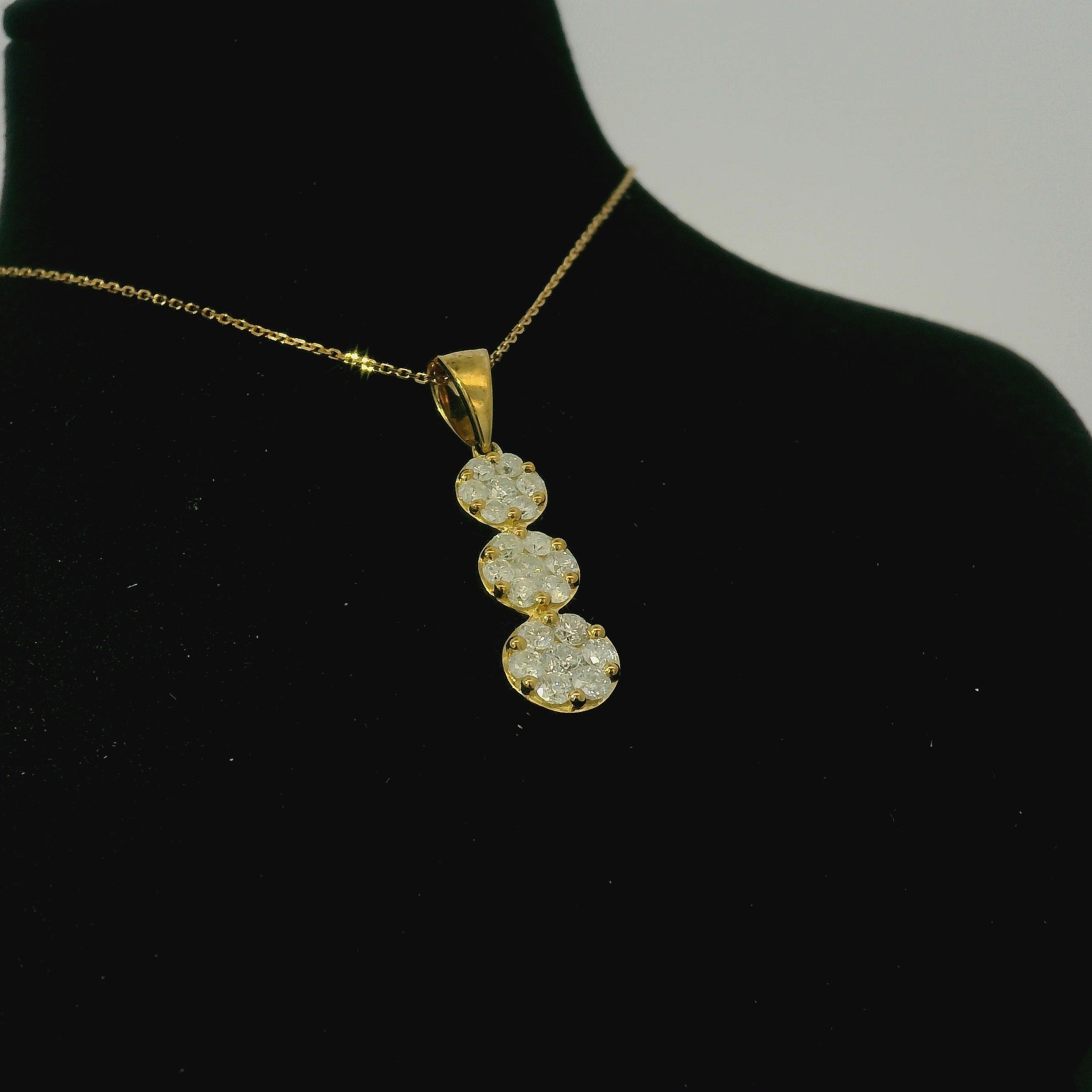 gold chain and diamond pendant. pendant necklace
