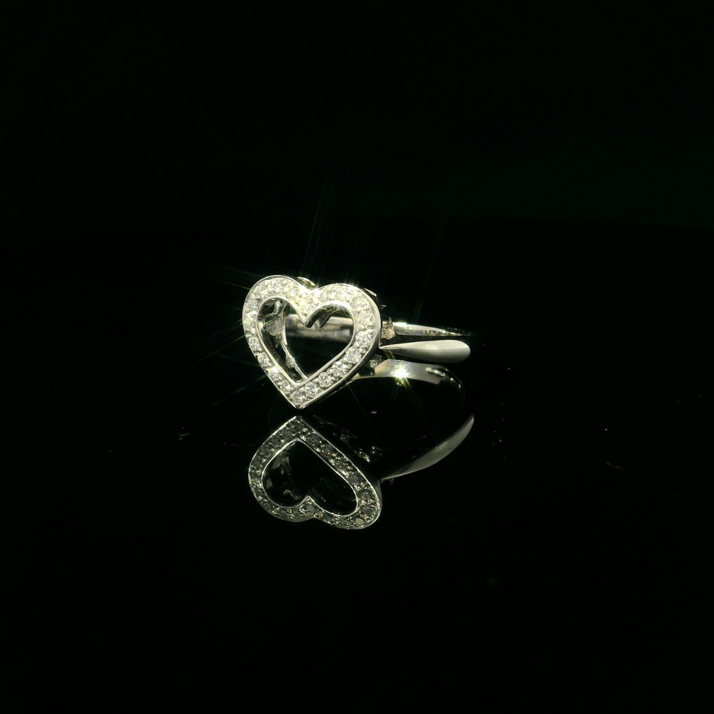 heart shaped ring. heart shaped jewellery. white gold jewellery