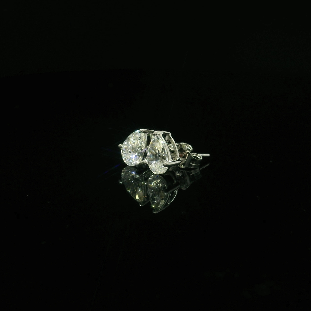 lab grown diamonds. white gold earring studs. white gold jewellery for wedding. wedding jewellery. gifts for women. pear cut diamond earrings