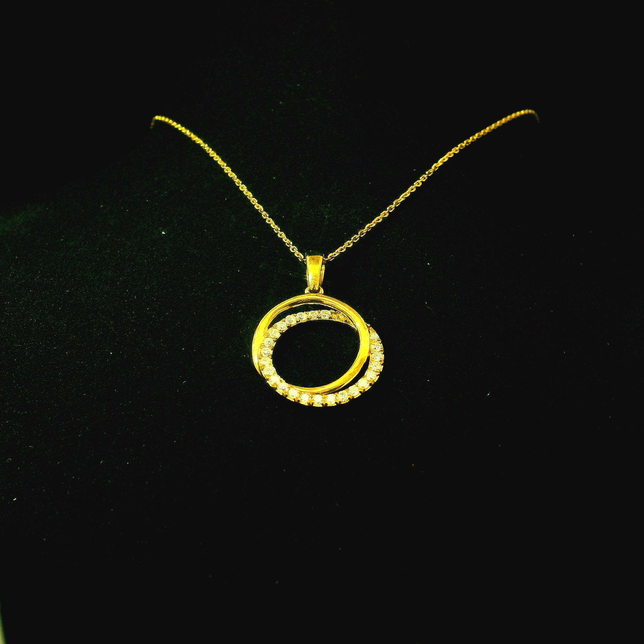 gold necklace with diamond pendant. diamond pendant. gold necklace chain. yellow gold