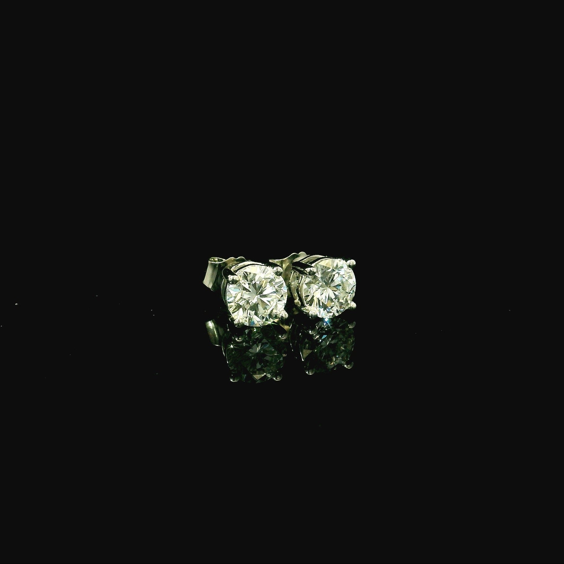 lab grown round brilliant cut diamond studs. stud earrings for women. diamond studs