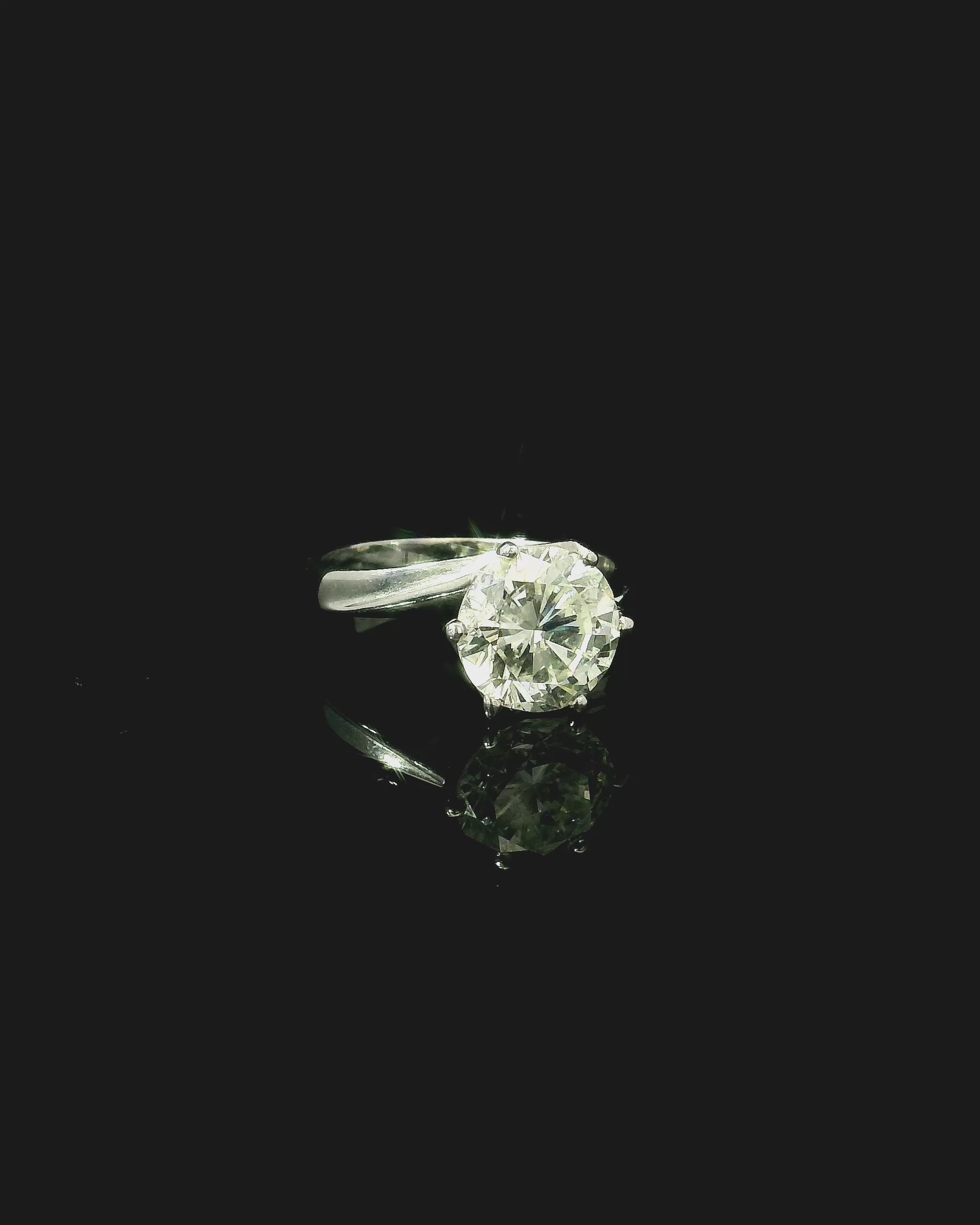 white gold diamond ring. brilliant cut diamond ring. white gold ring for women. luxury jewellery for sale west malling