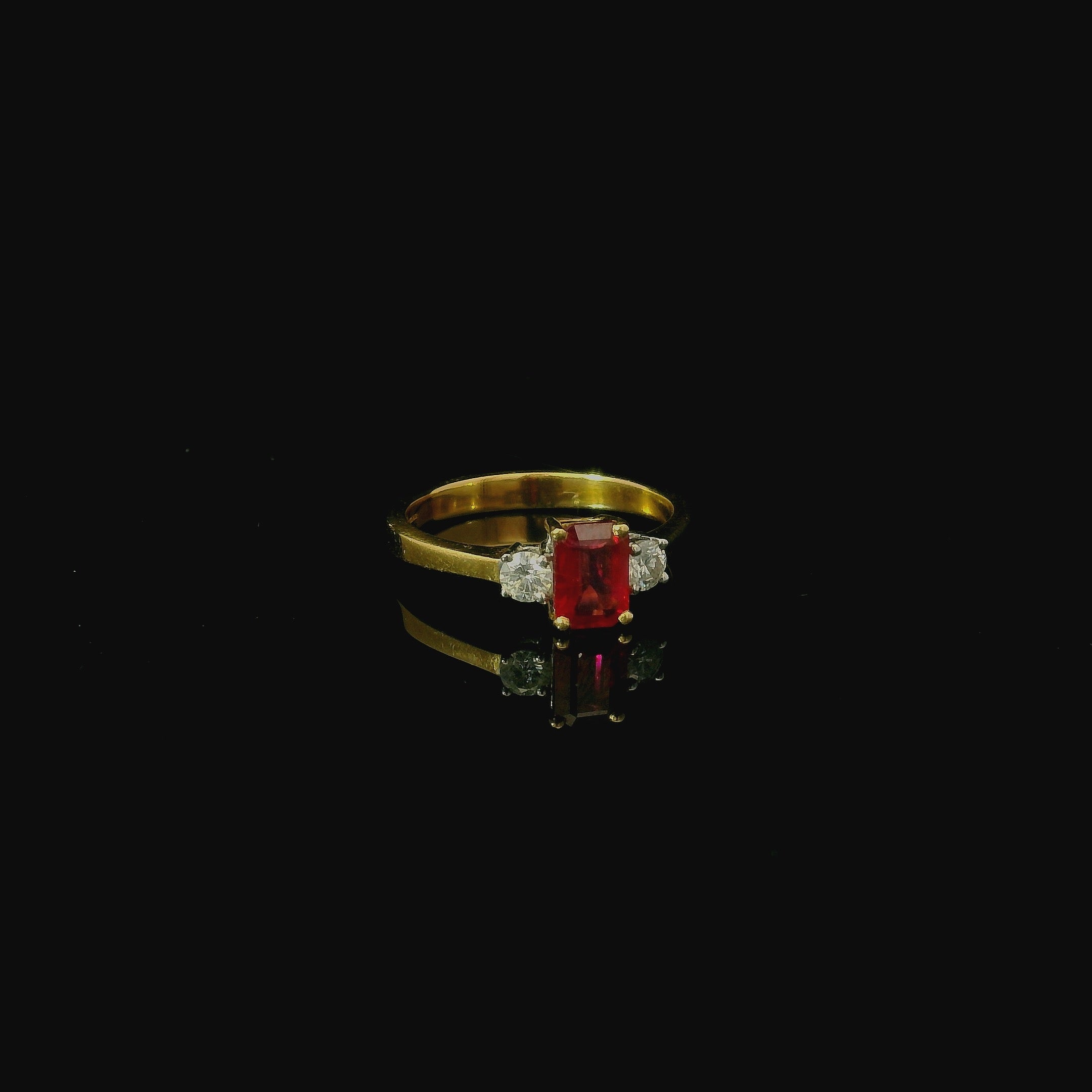red ruby ring. gold ring. minimalist gold ring for women. womens rings for sale. second hand antique rings.