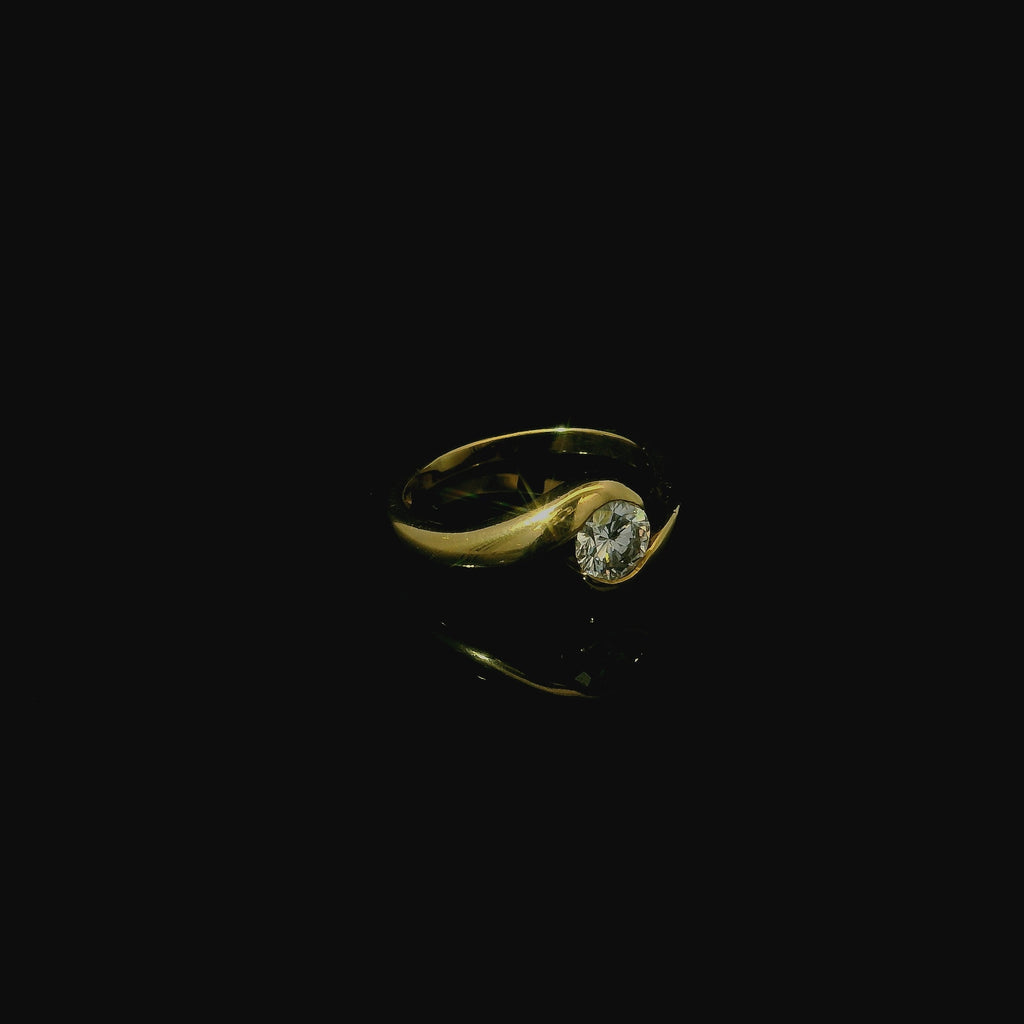 twist design gold ring for women. unique gold rings for women. unusual gold rings for women. 