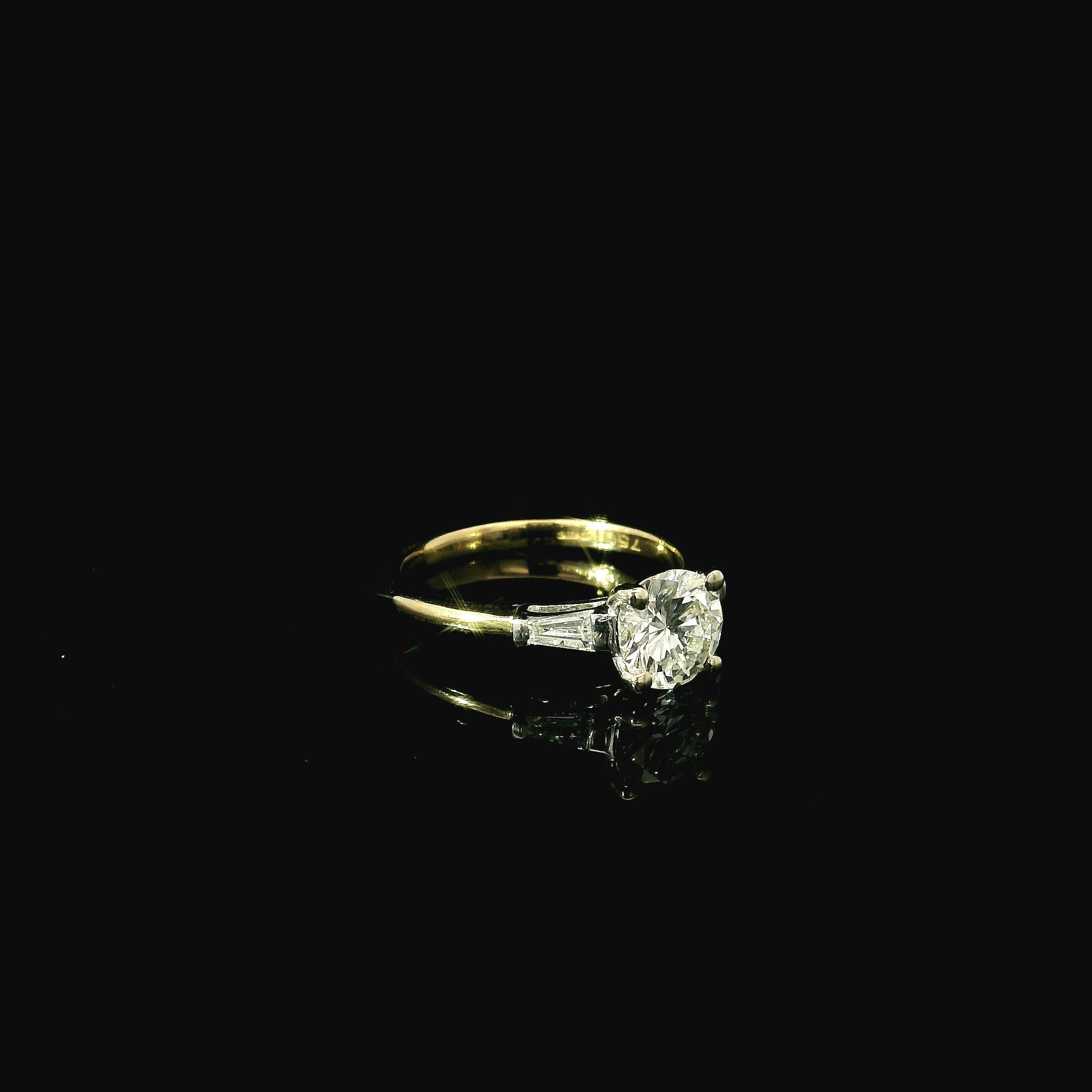 yellow gold ring with bold diamond and diamond shoulders. luxury second hand gold jewellery for women. 