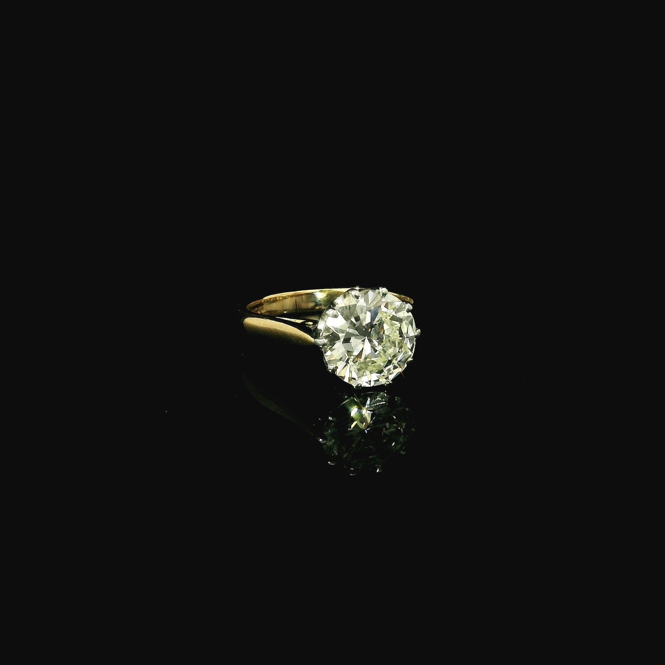 18ct yellow gold solitaire diamond ring from West Malling Jewellers, featuring a refined design and exceptional craftsmanship.