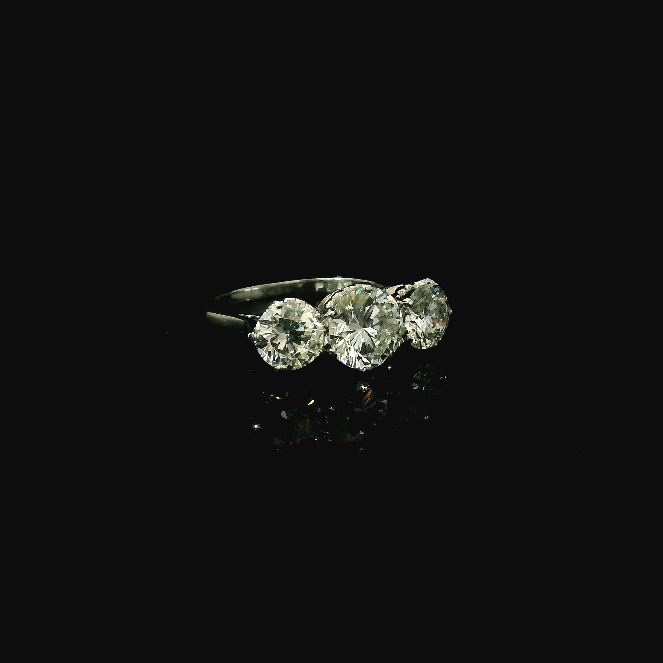 platinum brilliant cut round diamond ring. preowned luxury rings near me. vintage rings for sale