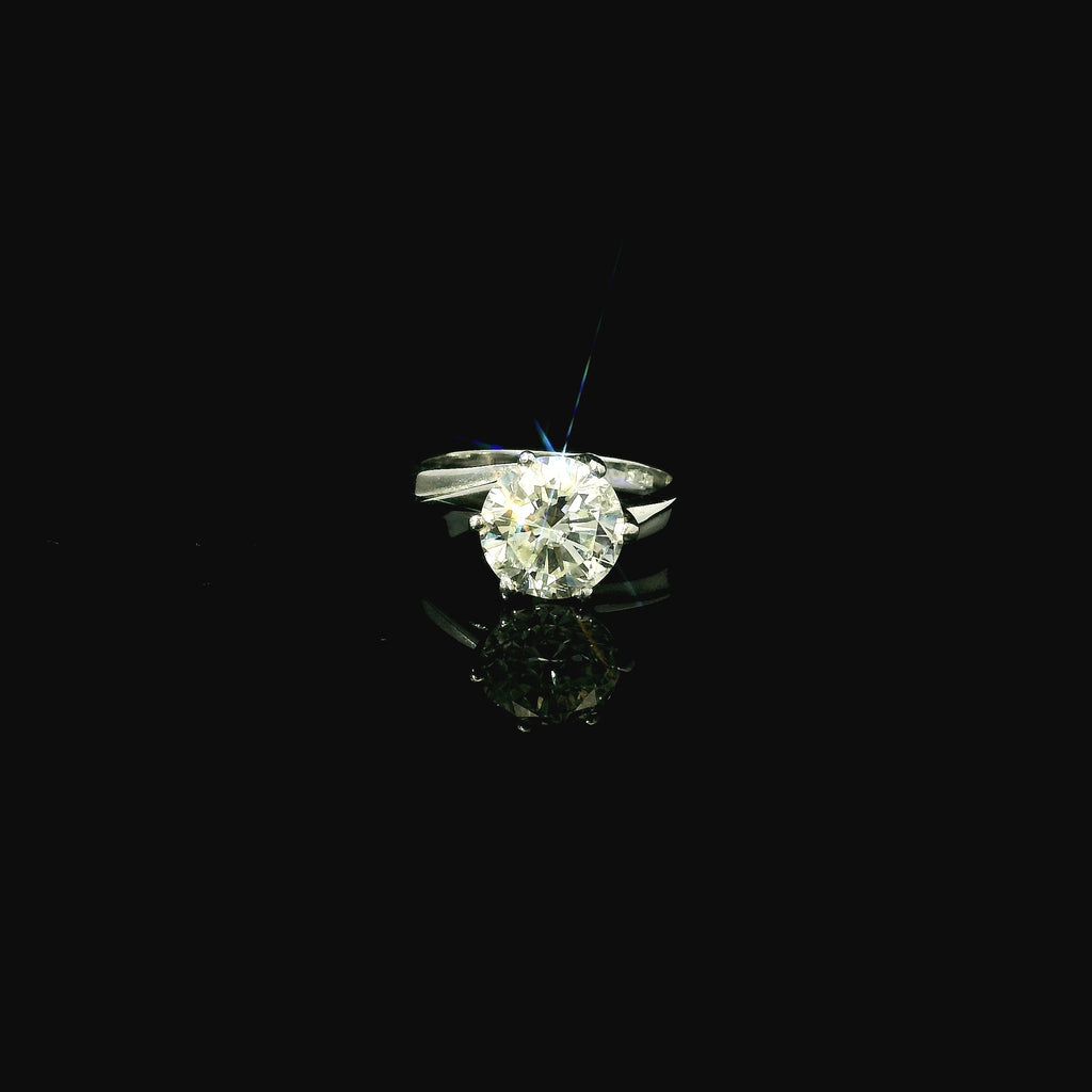 white gold ring with diamond solitaire west malling. luxury authentic second hand jewellery in kent. sevenoaks jewellery. ring repairs