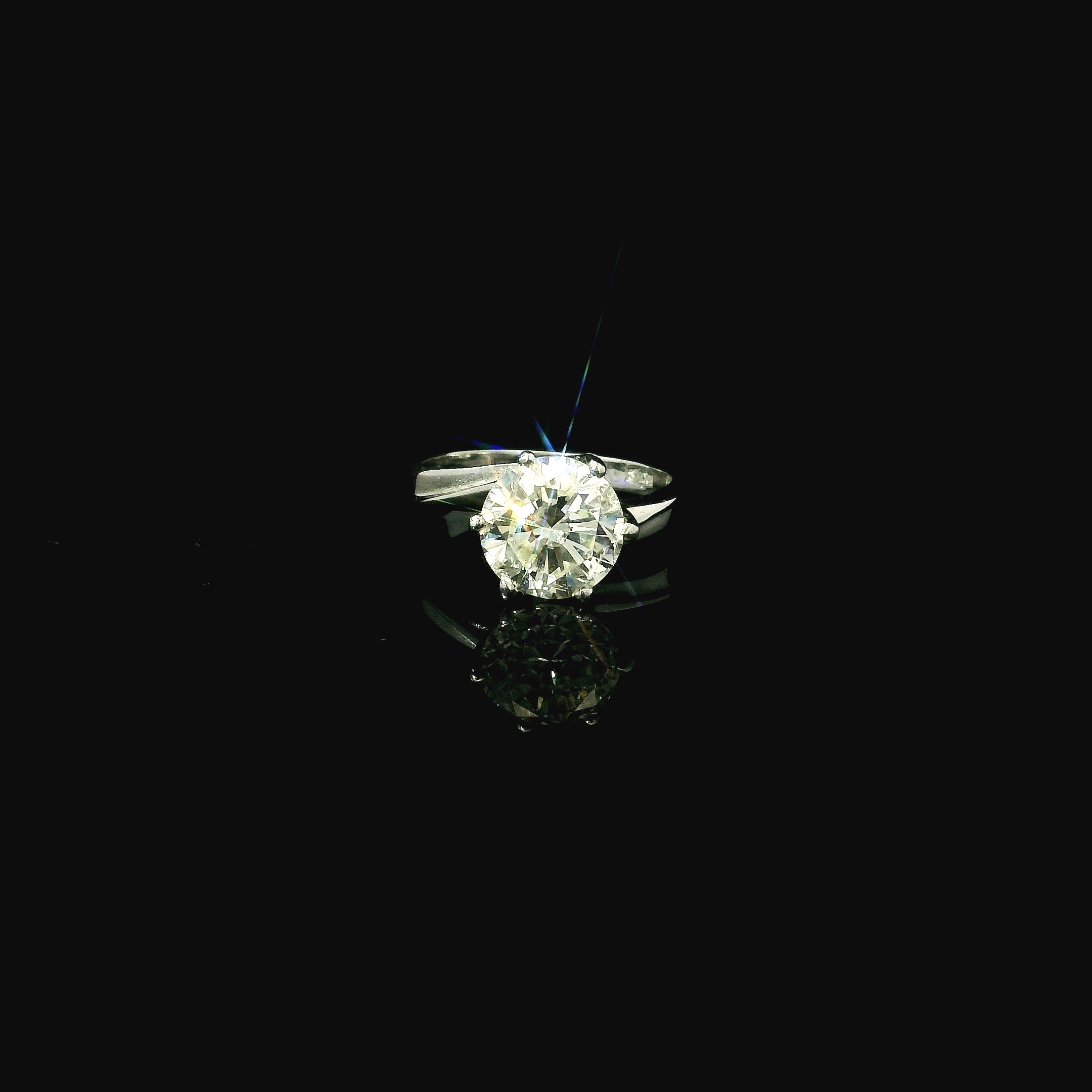 white gold ring with diamond solitaire west malling. luxury authentic second hand jewellery in kent. sevenoaks jewellery. ring repairs
