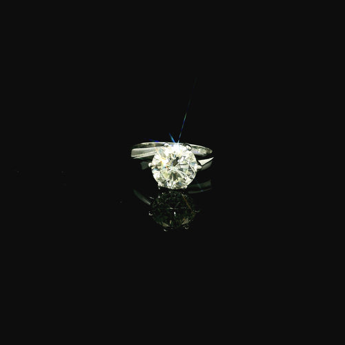 white gold ring with diamond solitaire west malling. luxury authentic second hand jewellery in kent. sevenoaks jewellery. ring repairs