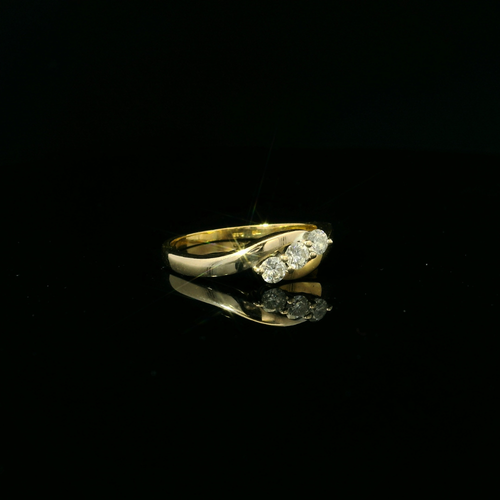 18ct yellow and white gold ring, 3 round brilliant cut diamond = 0.33ct, crossover design