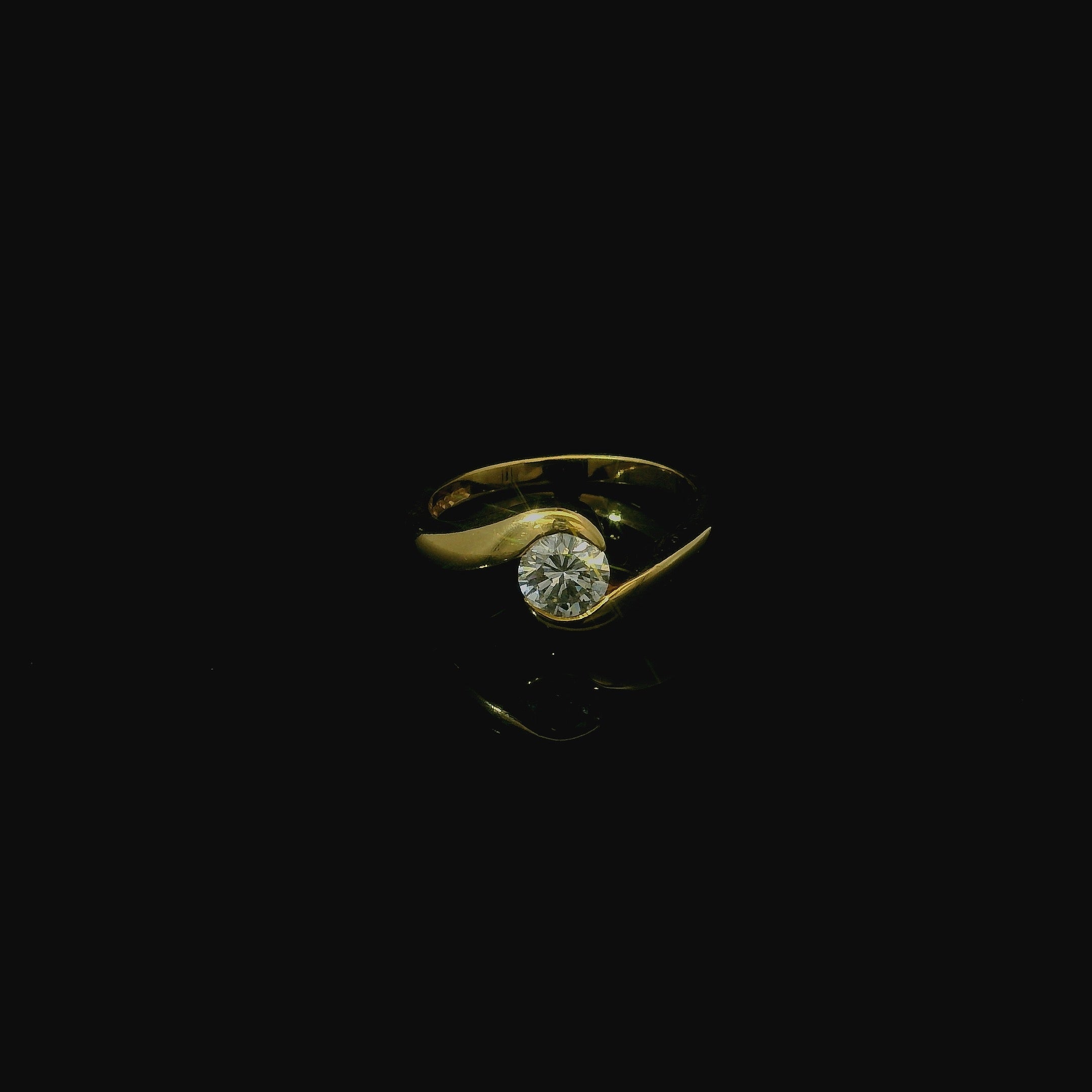 18ct yellow gold, round brilliant cut diamond = 0.72ct