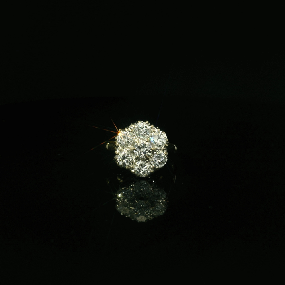 vintage gold ring with diamonds. diamond vintage ring. daisy cluster diamond ring. daisy inspired ring