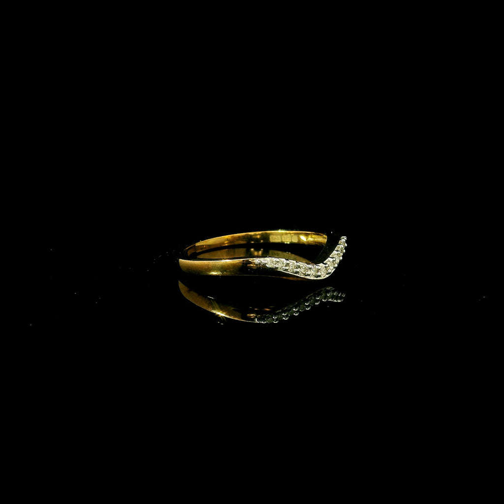 wave shaped ring with diamonds