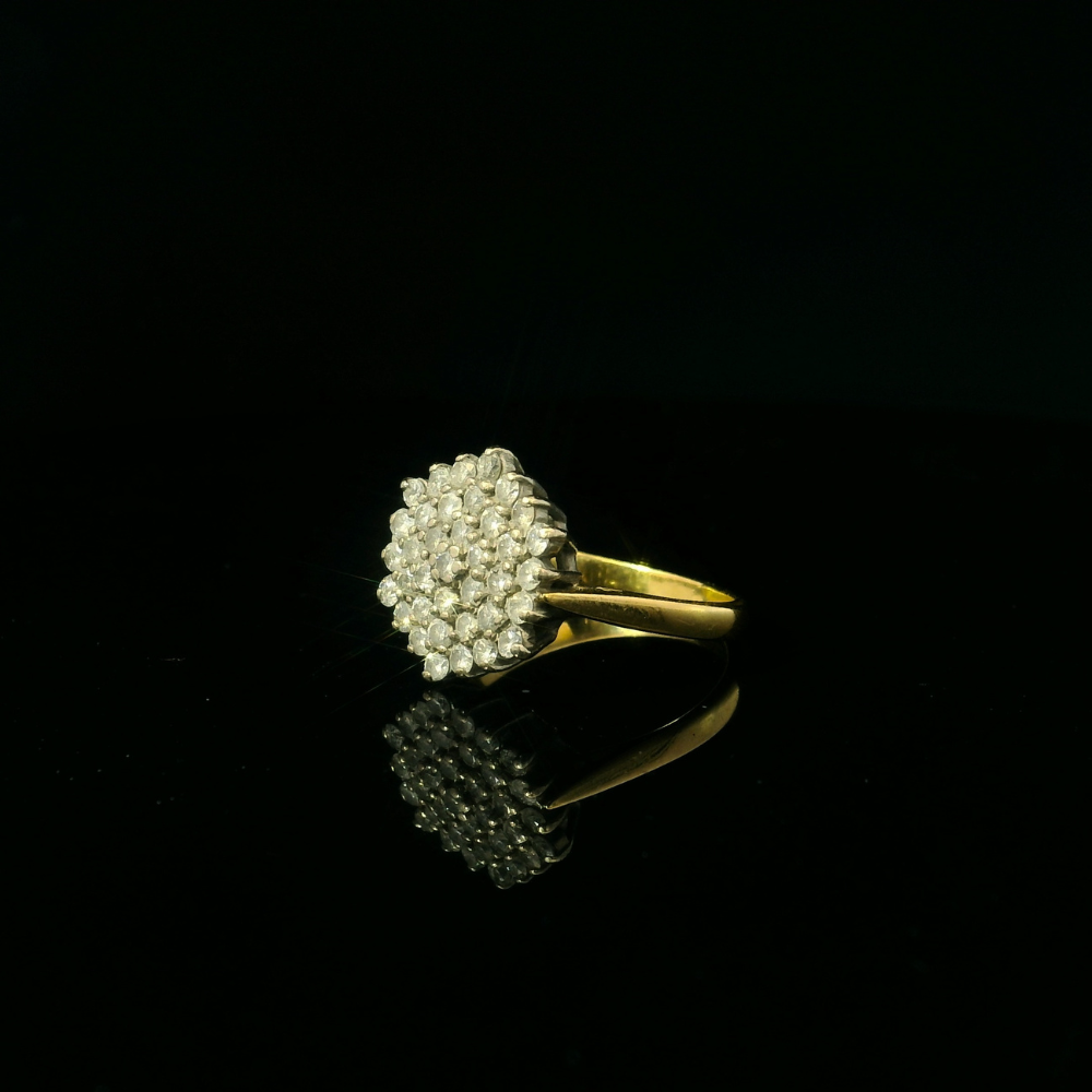 18ct white and yellow gold diamond daisy cluster, total diamonds = 0.75ct