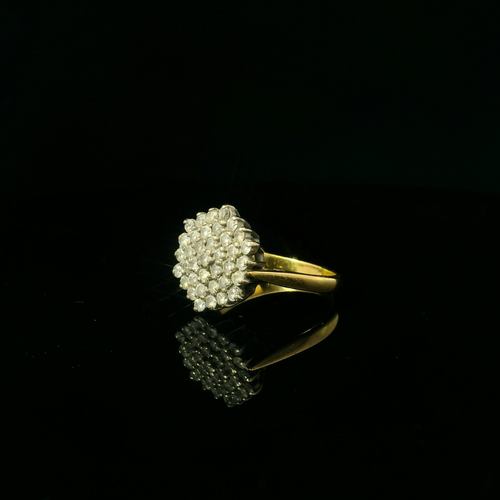 18ct white and yellow gold diamond daisy cluster, total diamonds = 0.75ct