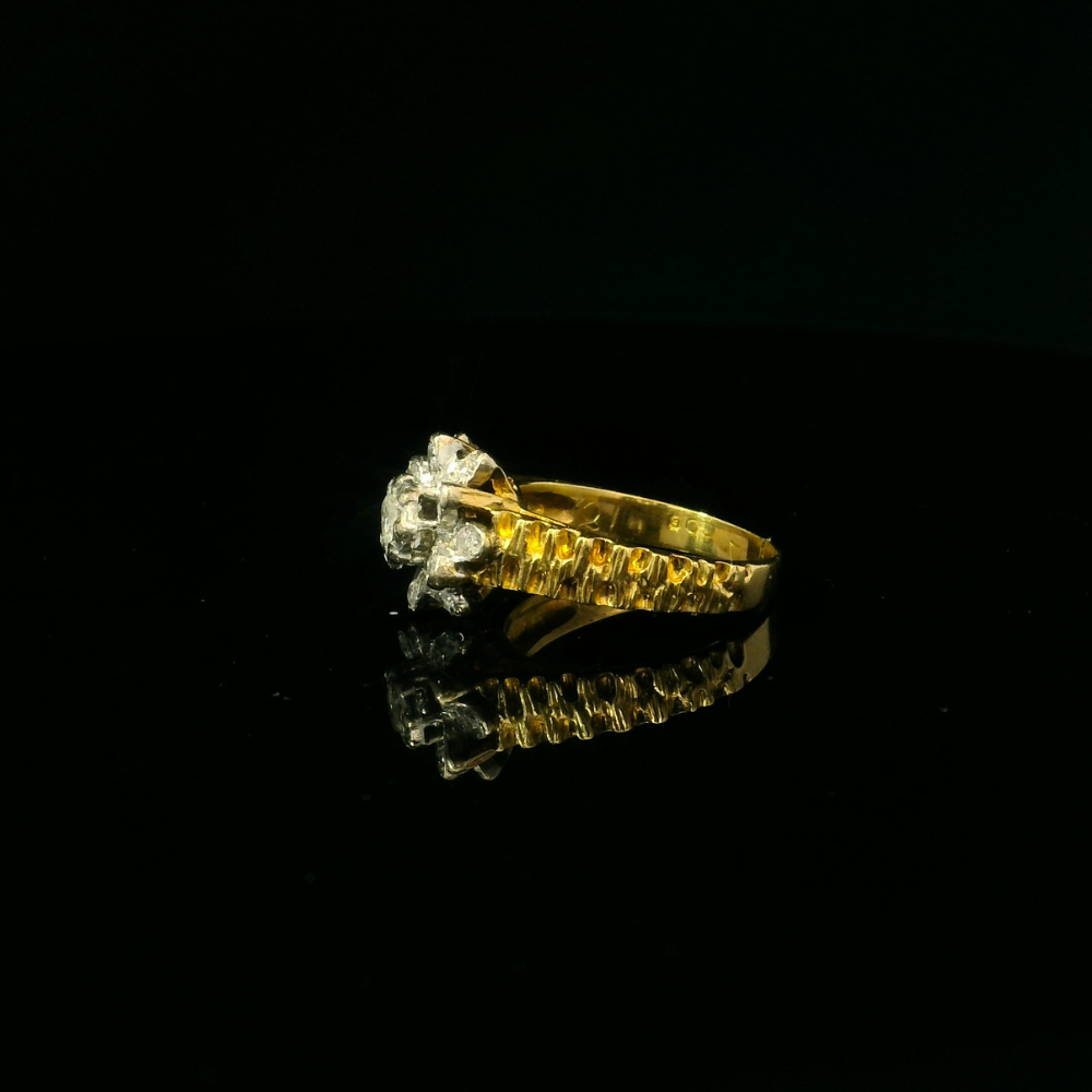 gold ring with daisy cluster diamond